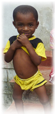 Bambina del Madagascar che hanno bisogno di medicine