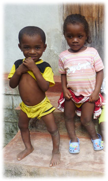 Bambina del Madagascar che hanno bisogno di mediciner